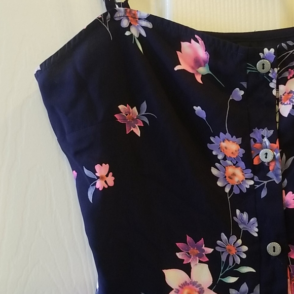 Floral Sleeveless Top - Picture 2 of 4